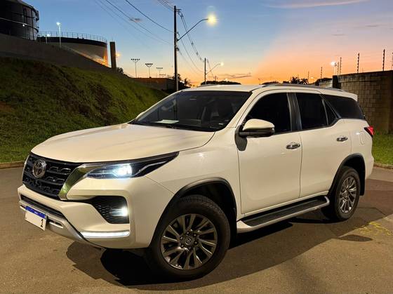 TOYOTA HILUX SW4 2.8 D-4D TURBO DIESEL SRX 7L 4X4 AUTOMÁTICO